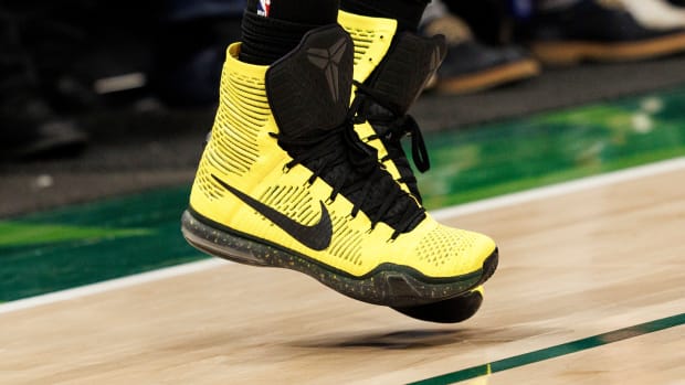 Chicago Bulls forward DeMar DeRozan wearing the Nike Kobe 10 Elite 'Opening Night'.